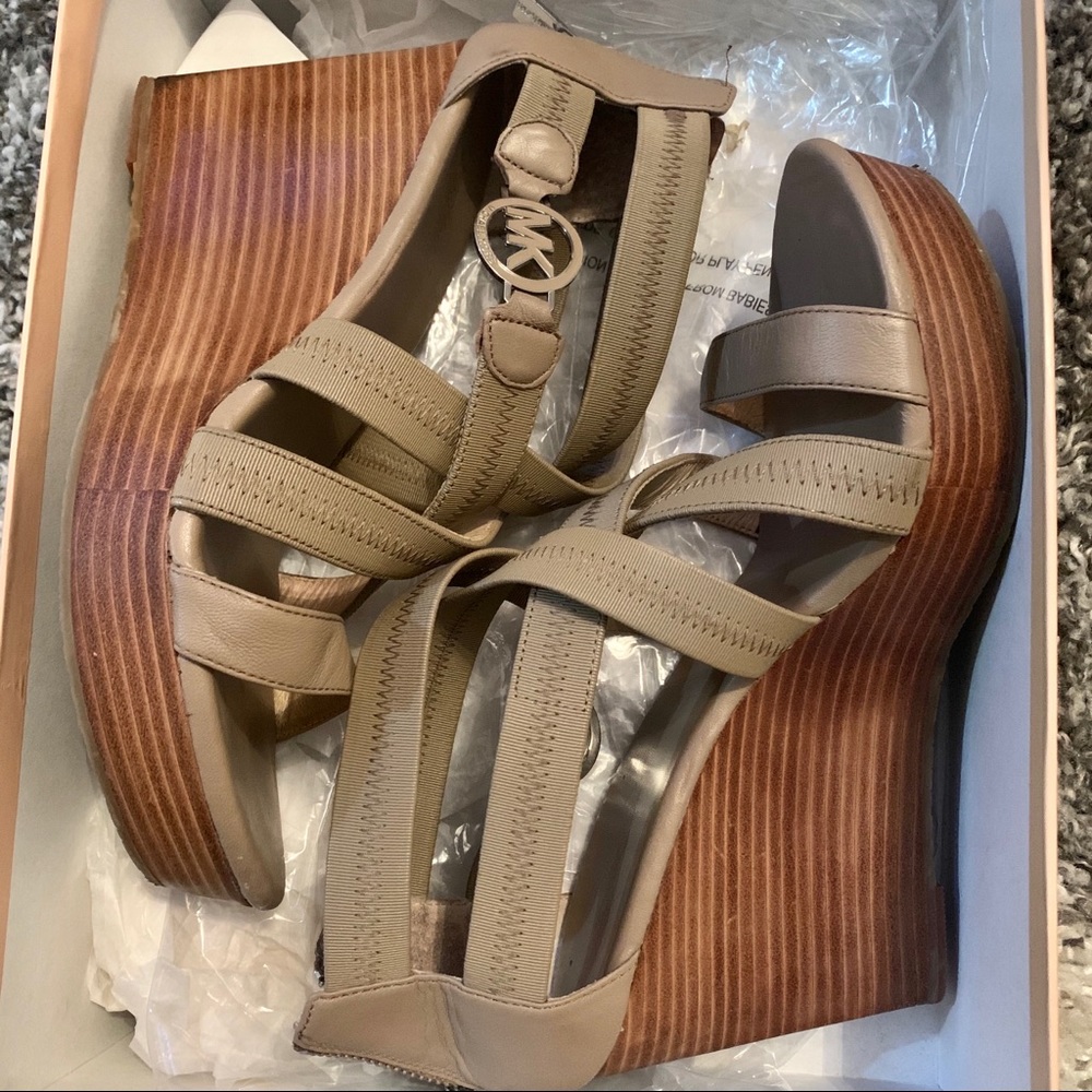 MICHAEL KORS Robertson Wedge (Color: Taupe)